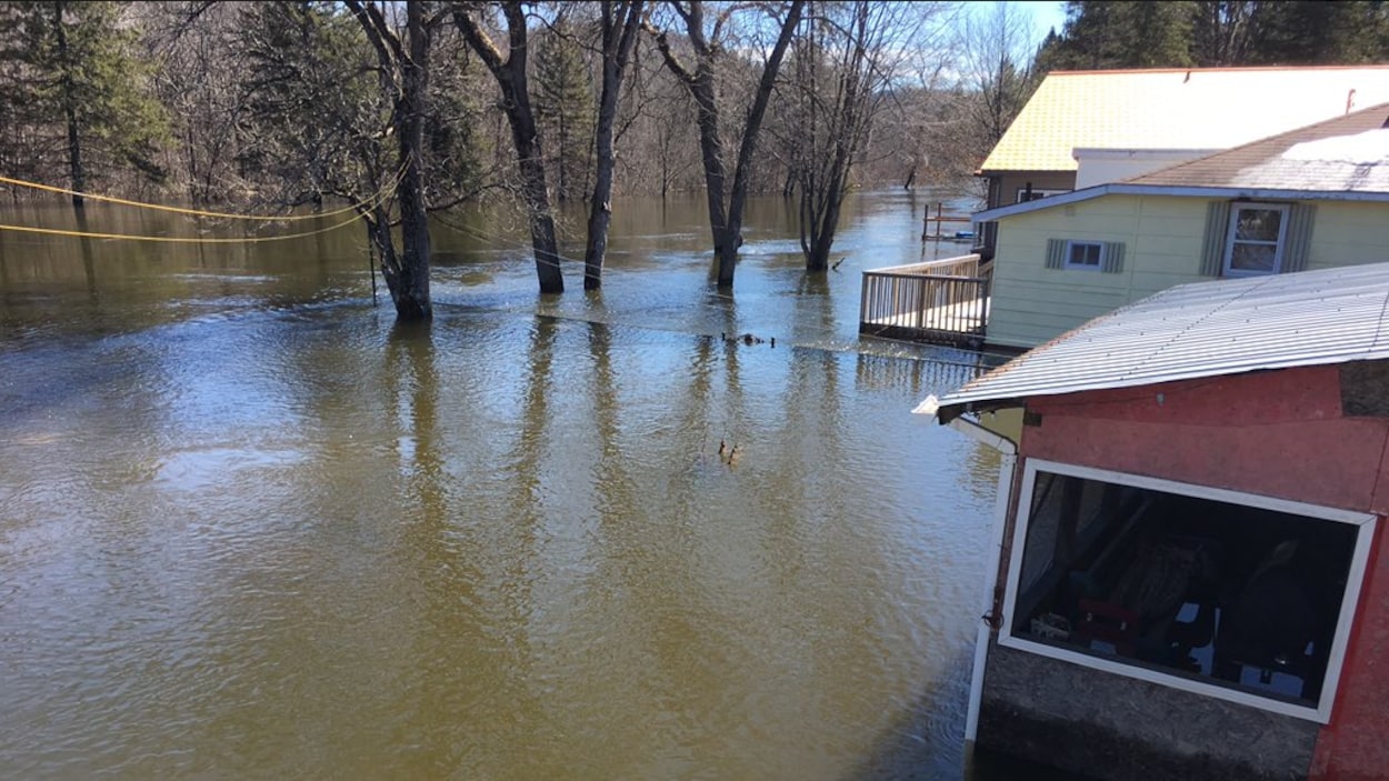 Le niveau d'eau a atteint le premier étage de deux maisons dans la municipalité de Mayo.