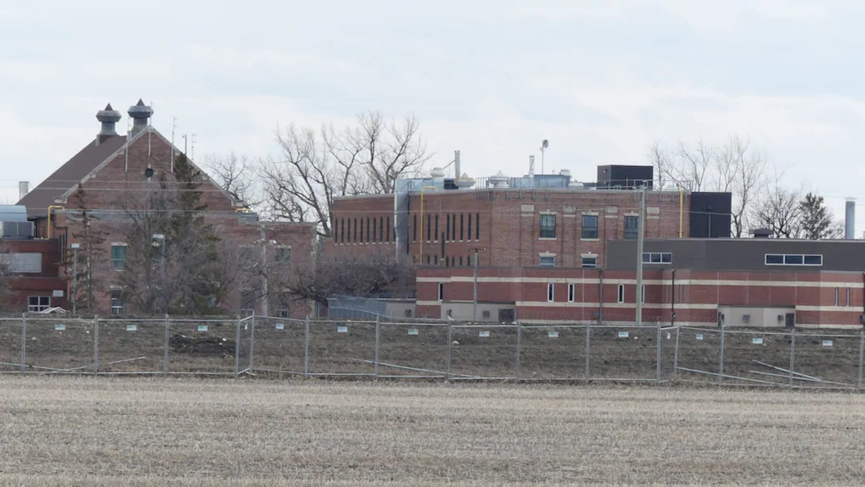L'extérieur d'une prison, vu de côté.