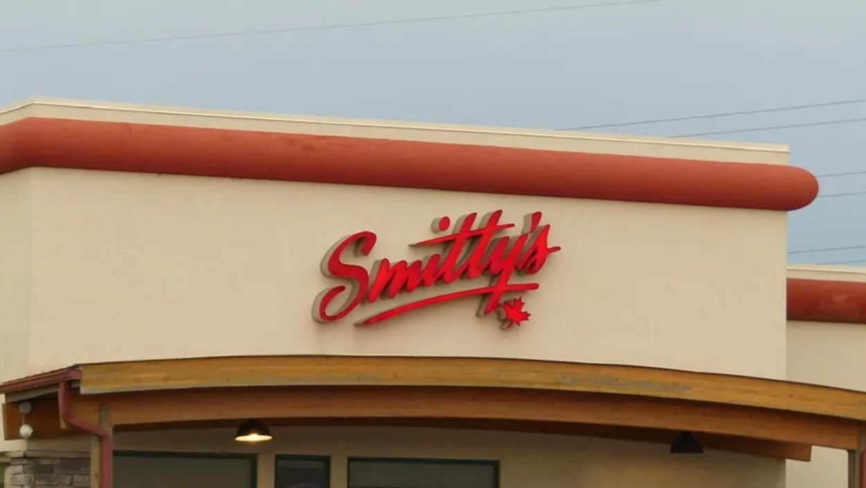 Façade d'un restaurant au-dessus de laquelle il est écrit Smitty's.