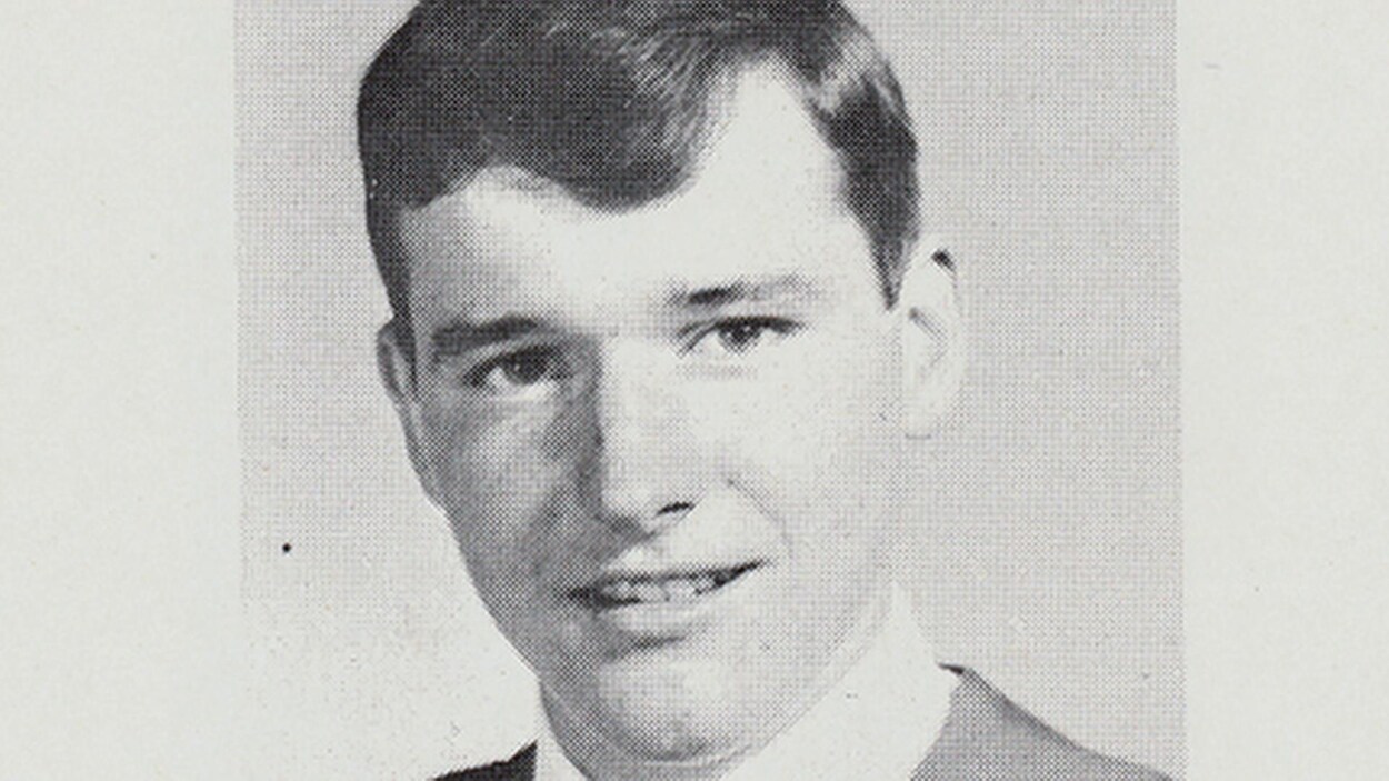 Vieille photo d'un jeune homme bien coiffé.