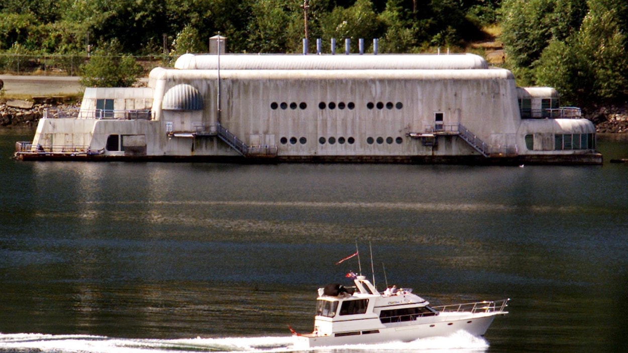 La McBarge remorquée à un port La McBarge remorquée à un port