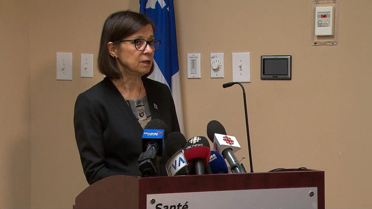 La ministre devant un lutrin.