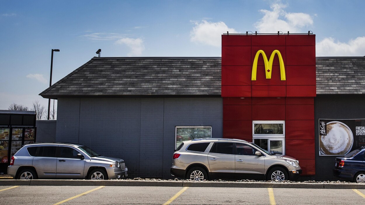 Des voitures au service à l'auto de McDonald's.