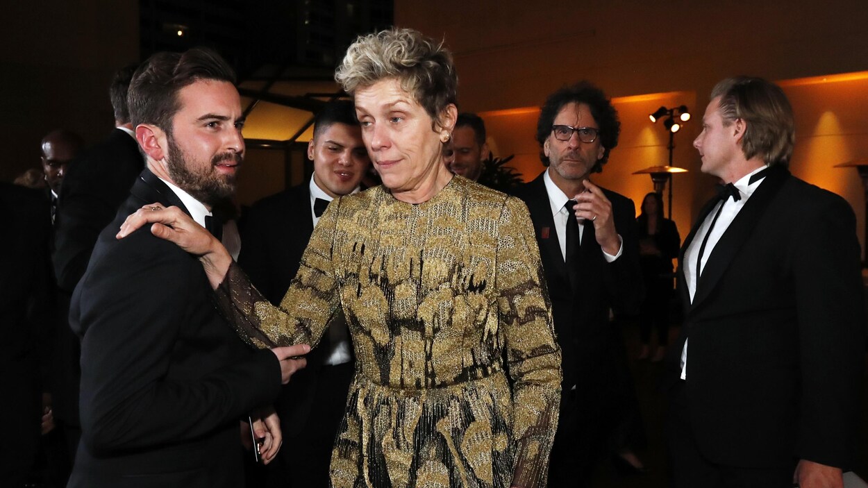 Frances McDormand se fraie un chemin au Bal du gouverneur après avoir remporté le prix de la meilleure actrice. Frances McDormand se fraie un chemin au Bal du gouverneur après avoir remporté le prix de la meilleure actrice.
