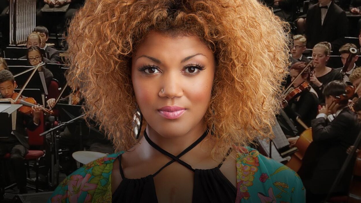 Montage photographique de Measha Bruggergosman devant un orchestre.