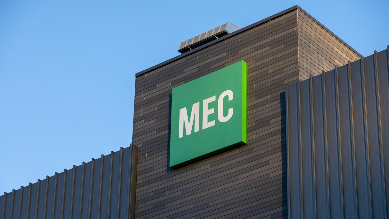 Le panneau d’affichage avec le logo de Mountain Equipment Coop (MEC).