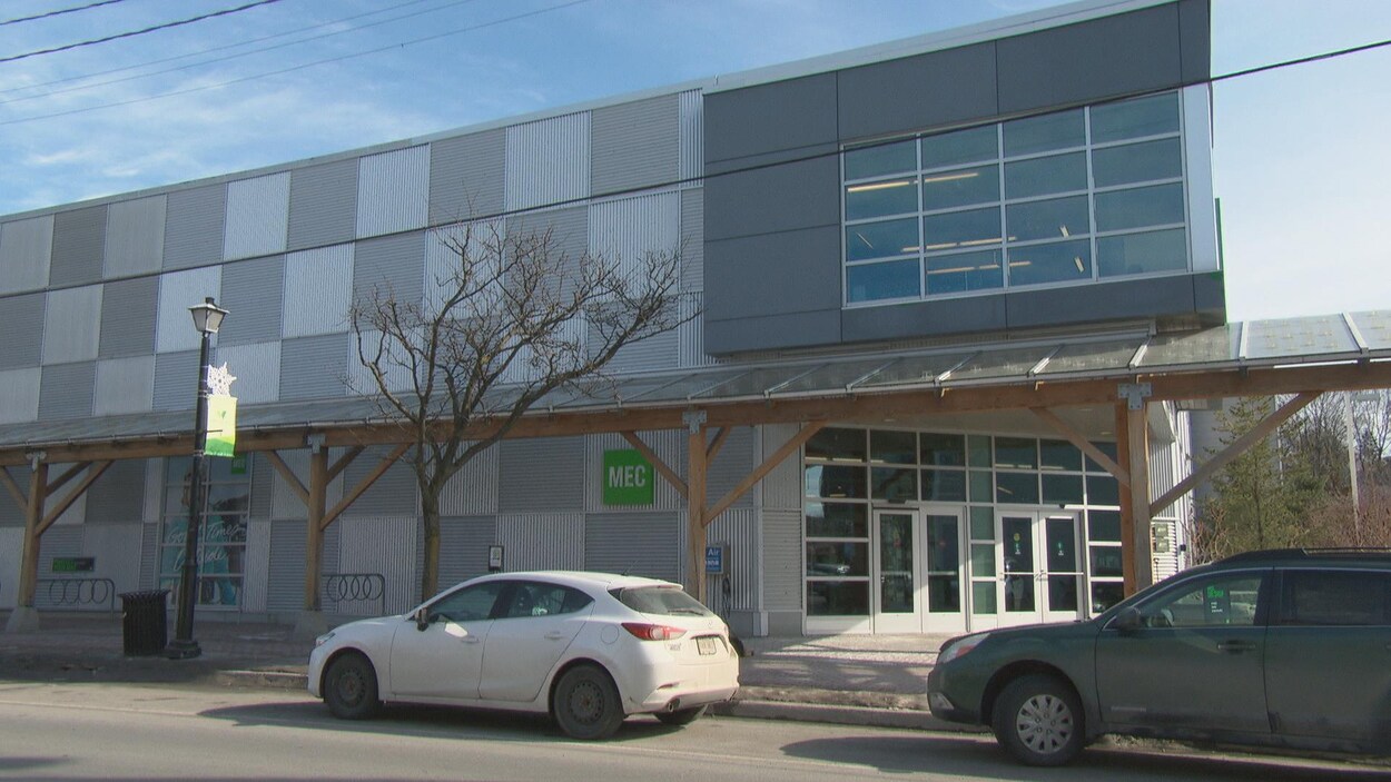 L'extérieur du magasin Mountain Equipment Co-op à Ottawa.