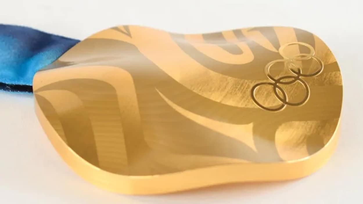 Une médaille d'or des Jeux d'hiver 2010 en gros plan.