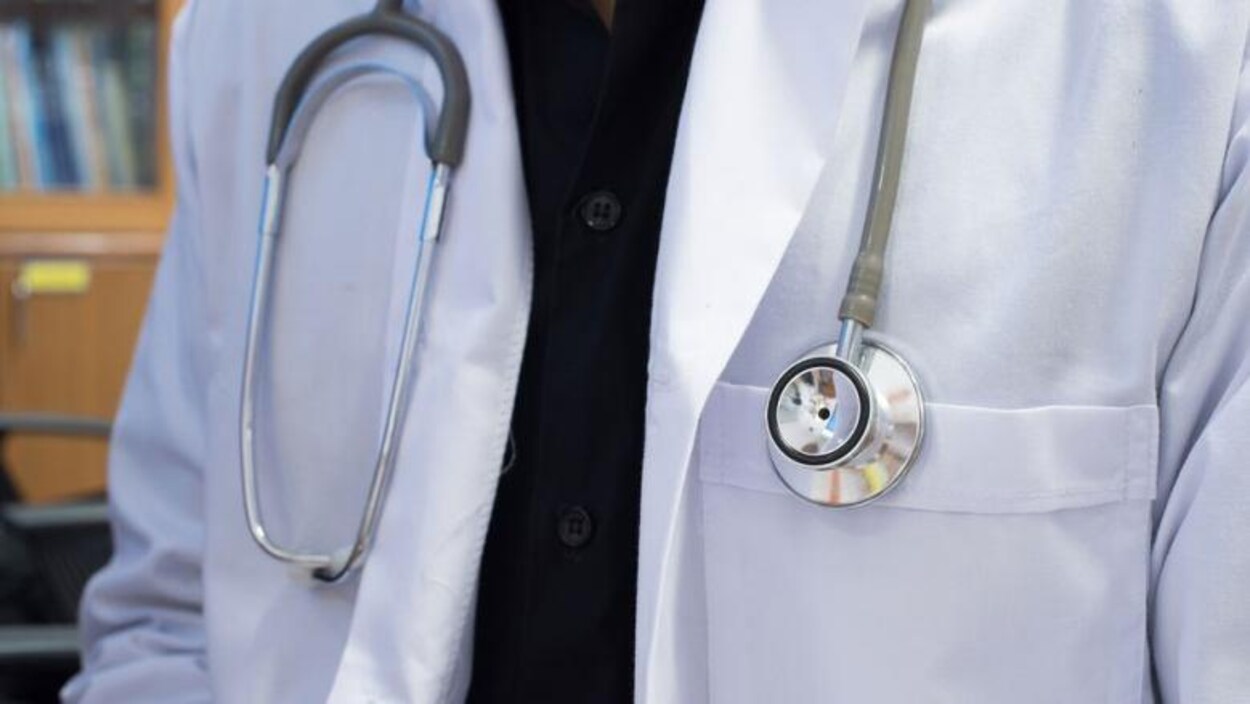 Gros plan sur un stéthoscope autour du cou d'un médecin.