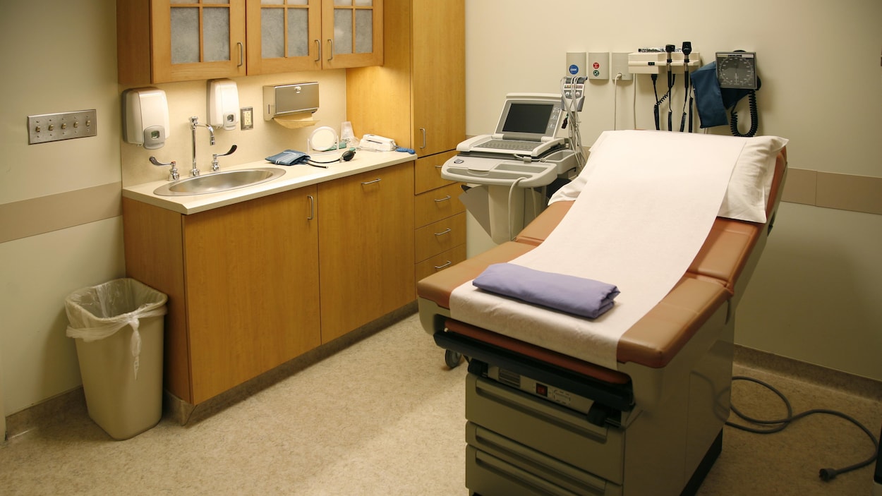 Une salle d'examen dans une clinique.