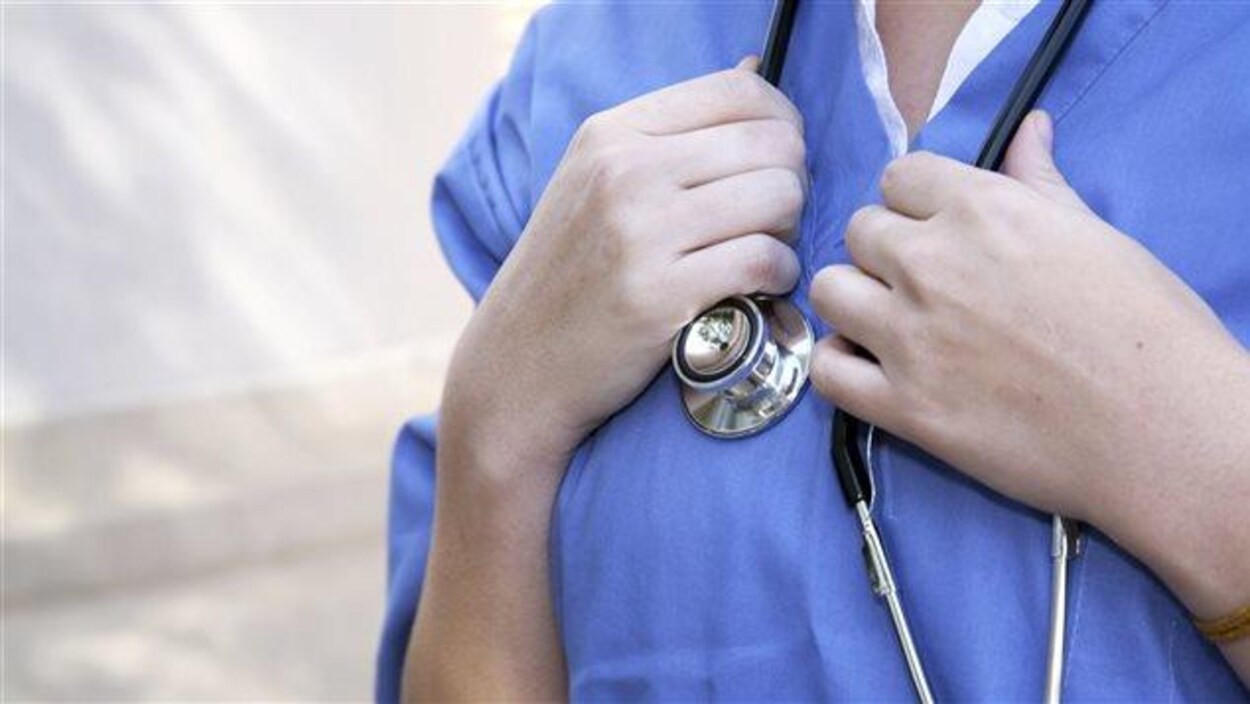 Une femme médecin avec un stéthoscope.