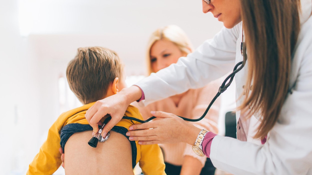 Un médecin résident ausculte un enfant. Un médecin résident ausculte un enfant.