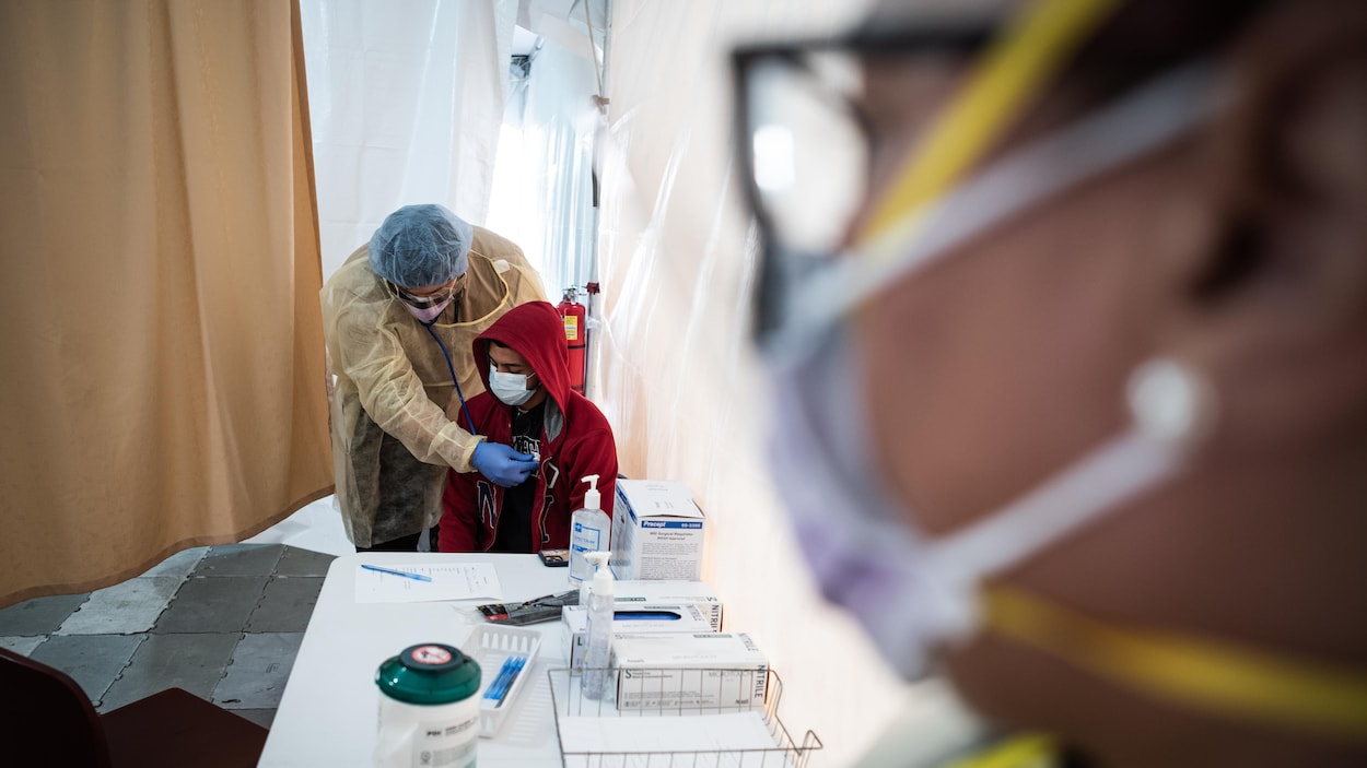 Le médecin se sert d'un stéthoscope auprès d'un patient.