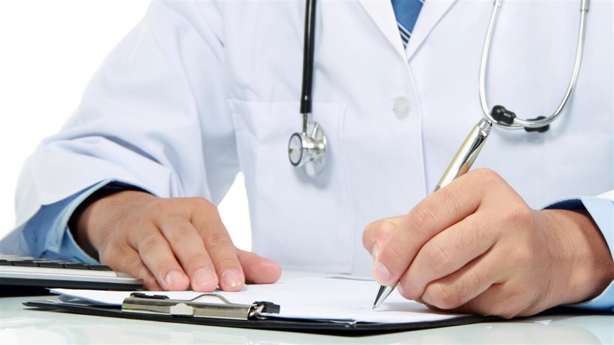 Un médecin qui rédige une ordonnance