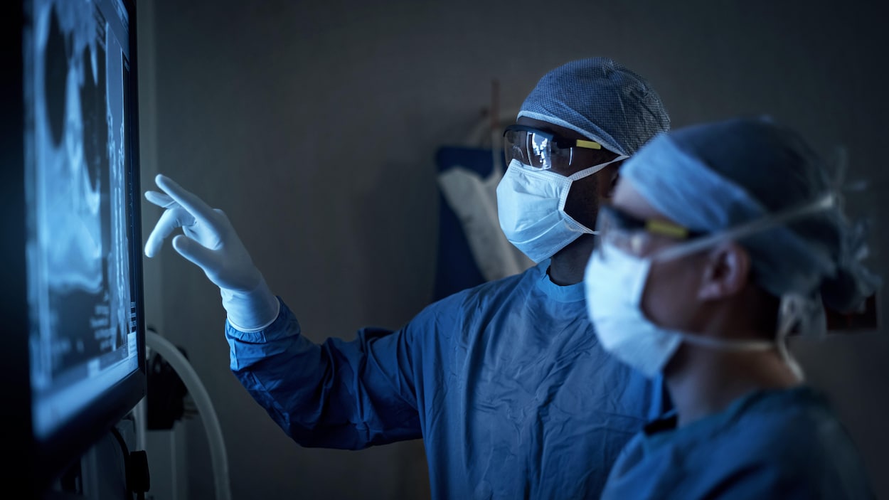 Deux médecins observent une radiographie