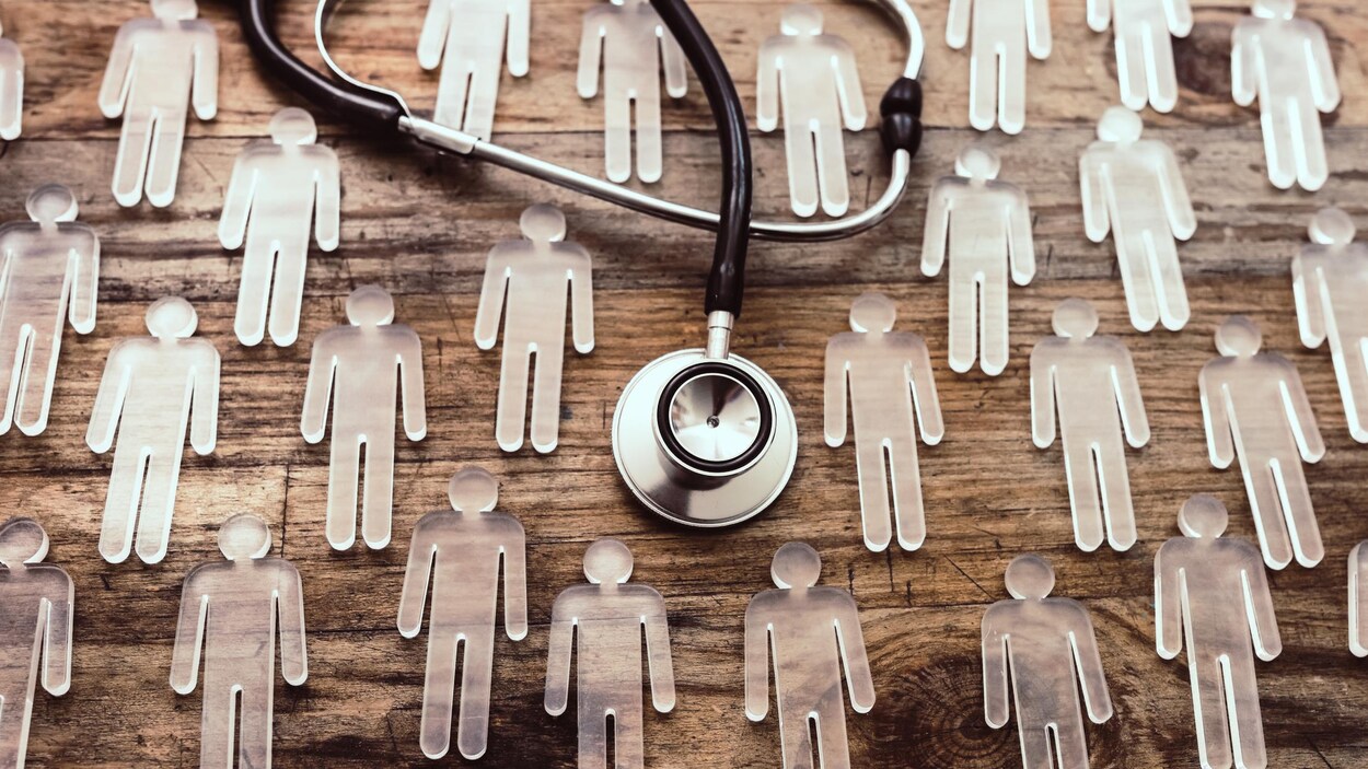 Des illustrations de silhouettes d'hommes entourant un stéthoscope.