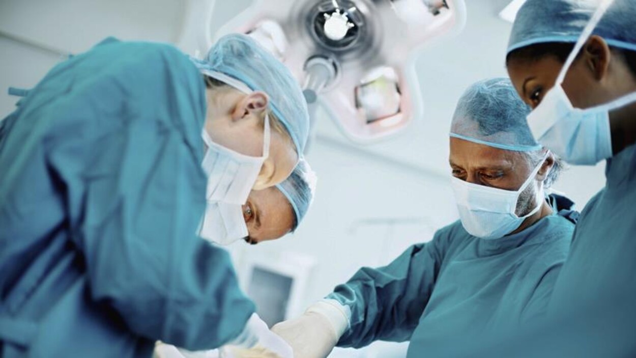Des médecins dans une salle d'opération