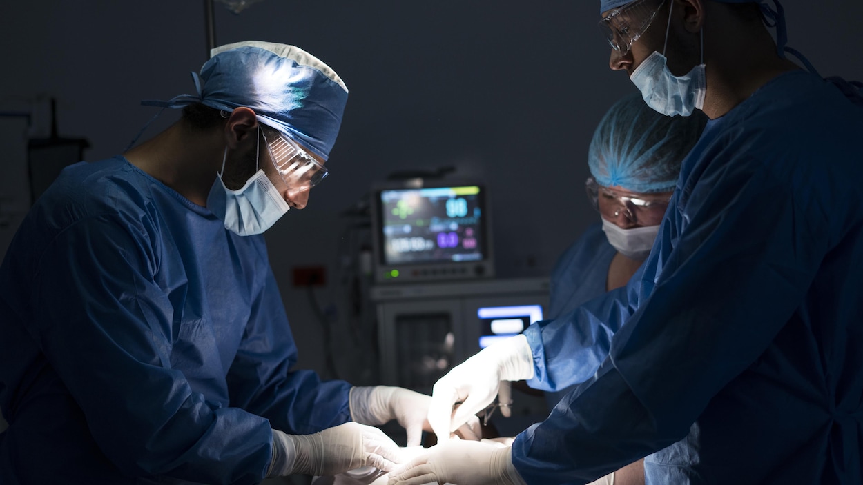 Des médecins procèdent à une chirurgie.