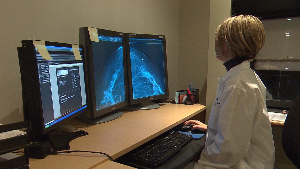 Une médecin observant des radiographies.