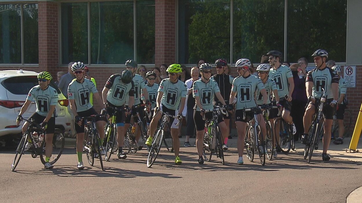 Le groupe de 11 cyclistes est composé de médecins, surtout des oncologues, mais aussi d'une ancienne patiente. Le groupe de 11 cyclistes est composé de médecins, surtout des oncologues, mais aussi d'une ancienne patiente.