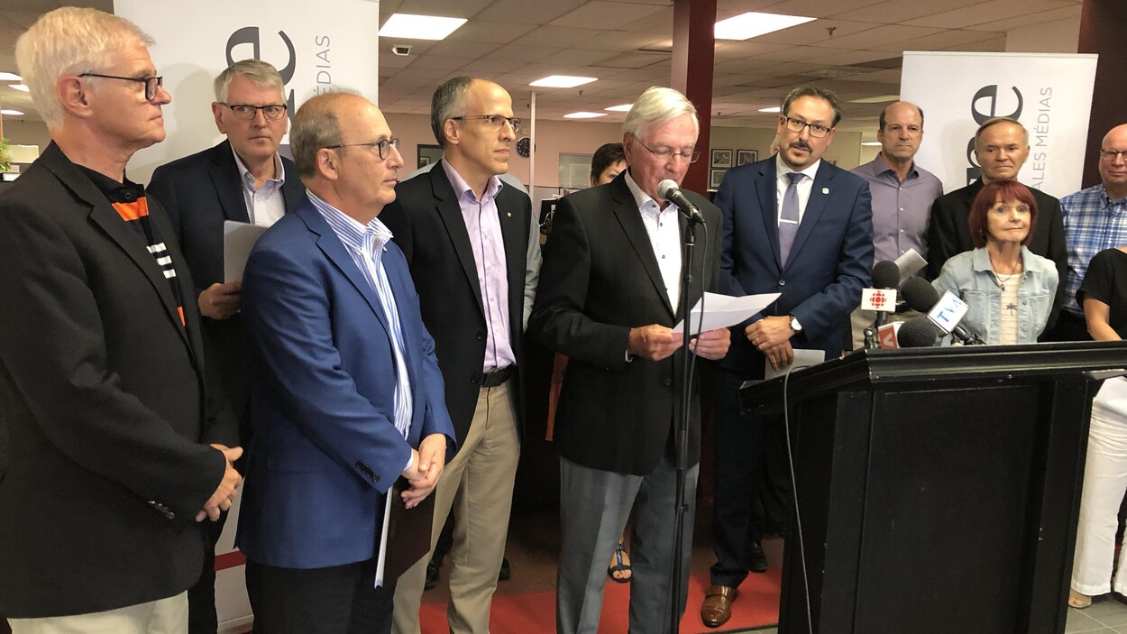 L'ancien maire de Sherbrooke Jean Perrault (au centre, au micro).