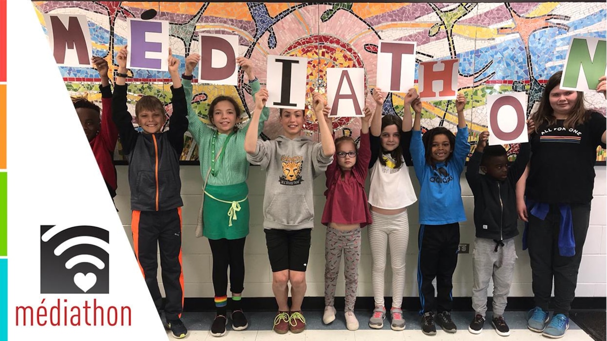 Des enfants tiennent des lettres pour former le mot « Médiathon ».