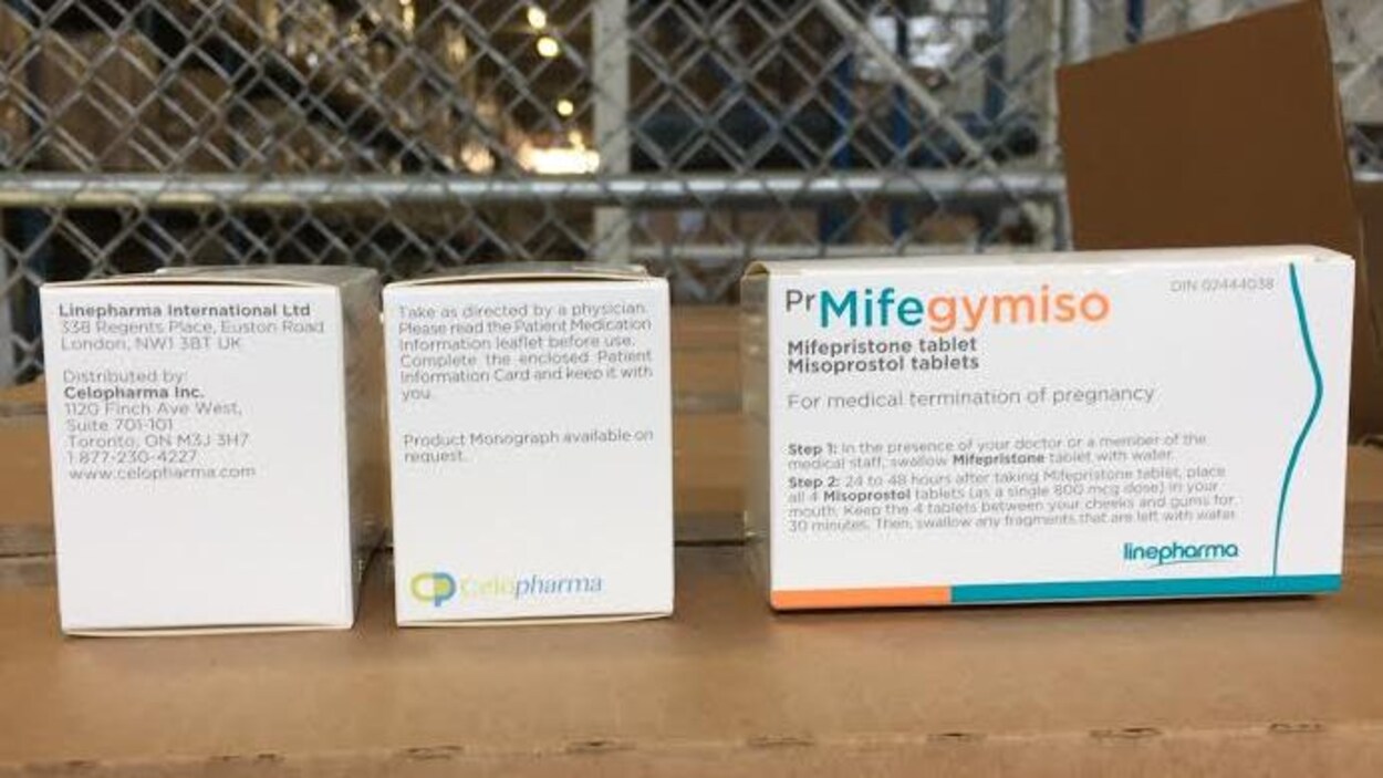 Des boîtes de médicaments dans un entrepôt