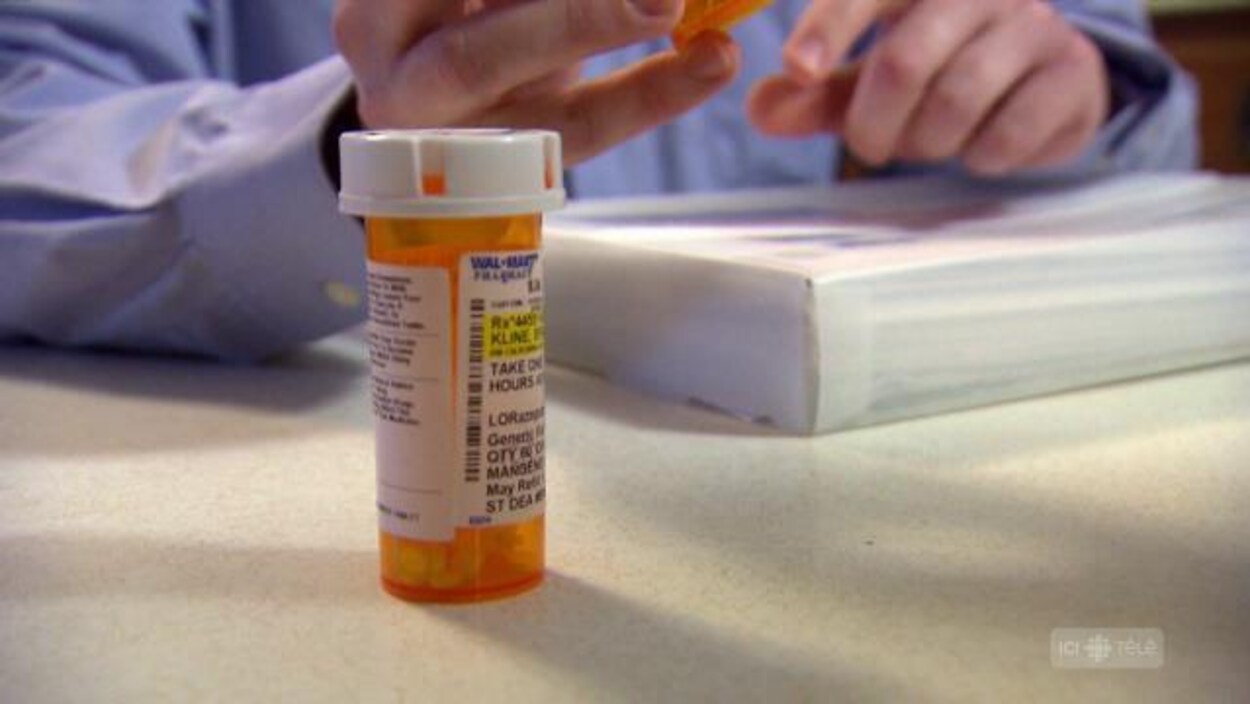 Une boîte de médicaments posée sur un comptoir Une boîte de médicaments posée sur un comptoir