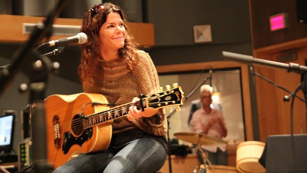 Catherine Durand dans un studio d'enregistrement.