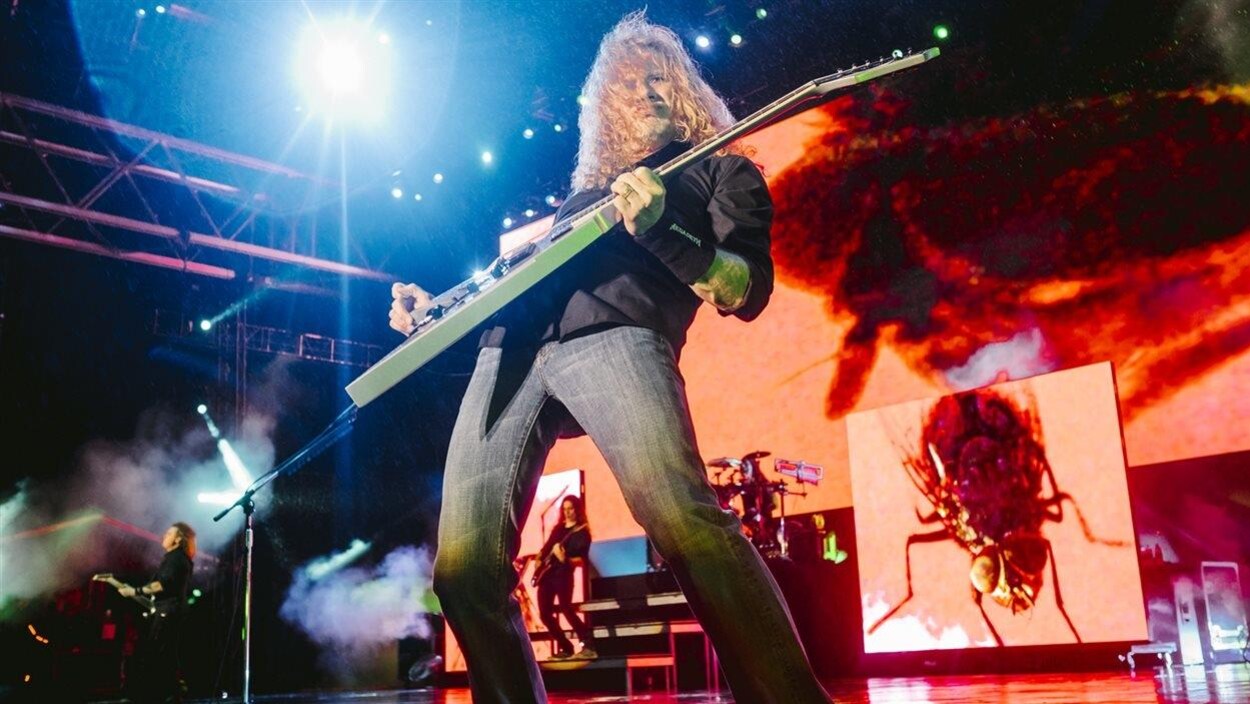 Le chanteur et guitariste Dave Mustaine lors d'un concert sur la scène principale du Festival d'été de Québec.