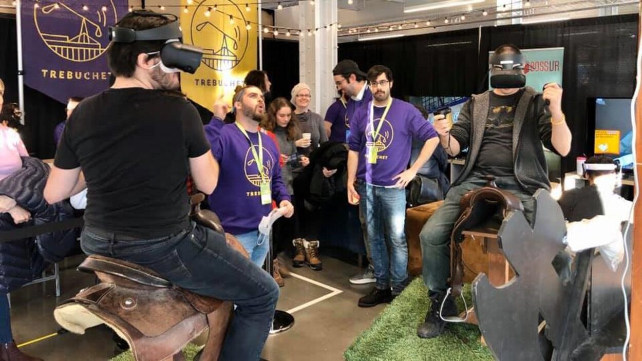 Des hommes testent un jeu en réalité virtuelle lors du salon de jeux vidéo MEGAMIGS 2019.