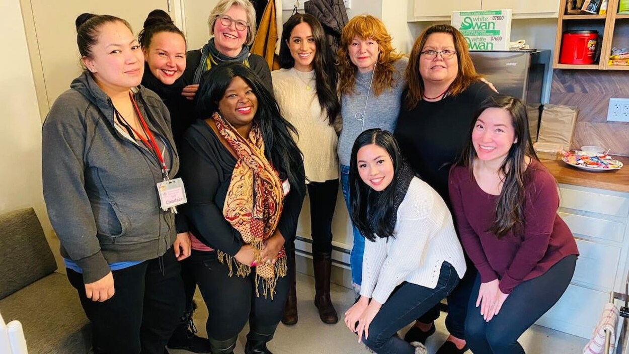 Photo d'un groupe de femmes posant avec Meghan Markle.