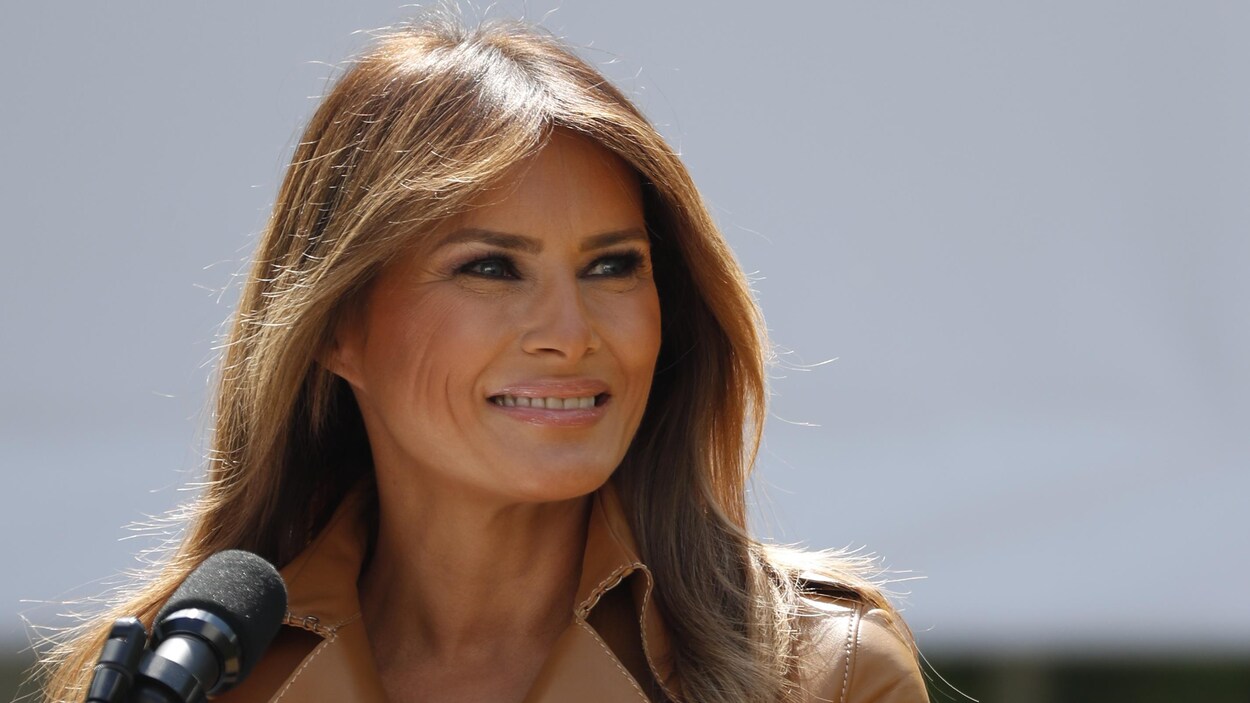 La première dame des États-Unis, Melania Trump, lors d'un discours le 7 mai 2018 à la Maison-Blanche. La première dame des États-Unis, Melania Trump, lors d'un discours le 7 mai 2018 à la Maison-Blanche.