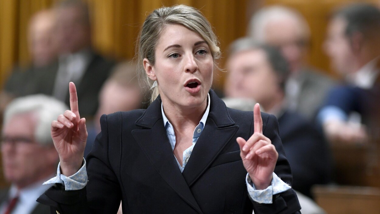 Mélanie Joly, debout, répond à une question.