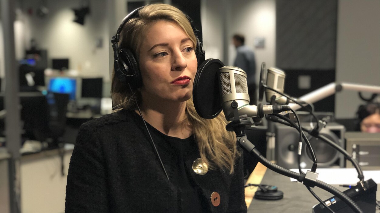 Mélanie Joly parle devant un micro.