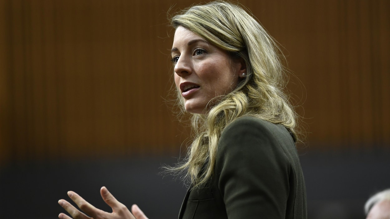 Mélanie Joly s'adresse aux députés en Chambre.