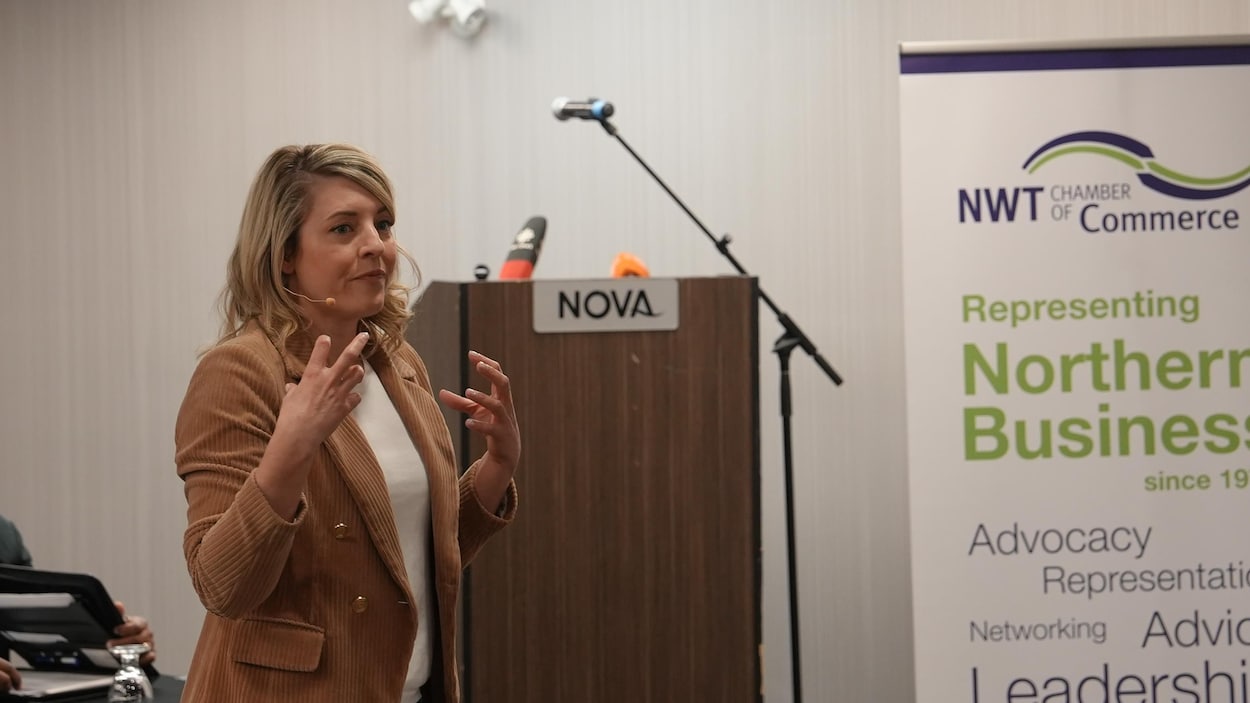 Les investissements majeurs arriveront rapidement aux T.N.-O., assure la ministre Joly