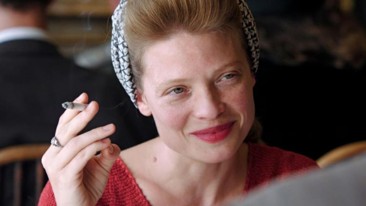 Mélanie Thierry tient une cigarette de sa main droite et sourit à quelqu'un dans une scène du film «La douleur». Mélanie Thierry tient une cigarette de sa main droite et sourit à quelqu'un dans une scène du film «La douleur».