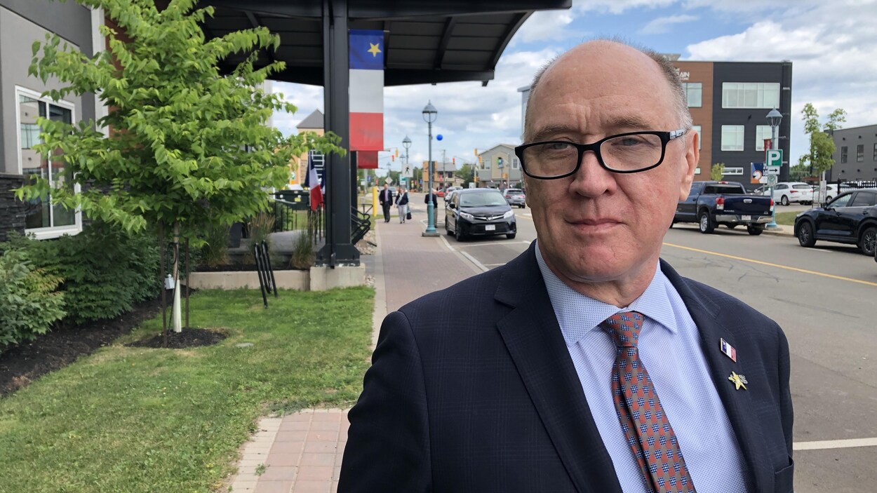 Robert Melanson en entrevue sur un trottoir.
