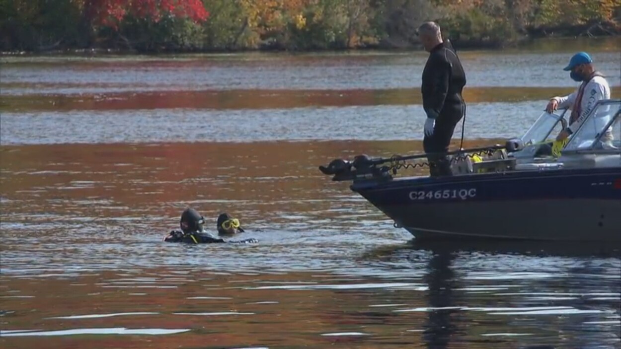 des plongeurs à côté d'un bateau