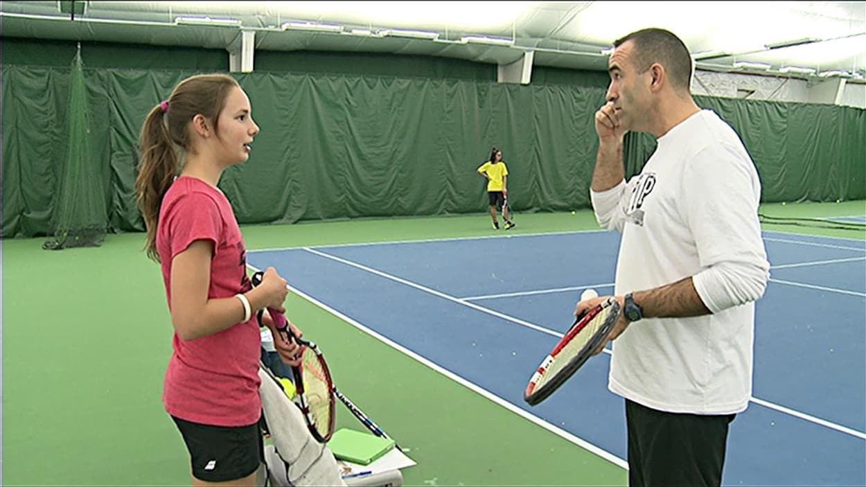 Mélodie Collard et son entraîneur, Mathieu Toupin en discussion sur un terrain de tennis.