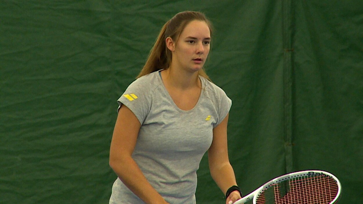 Une joueuse de tennis en action