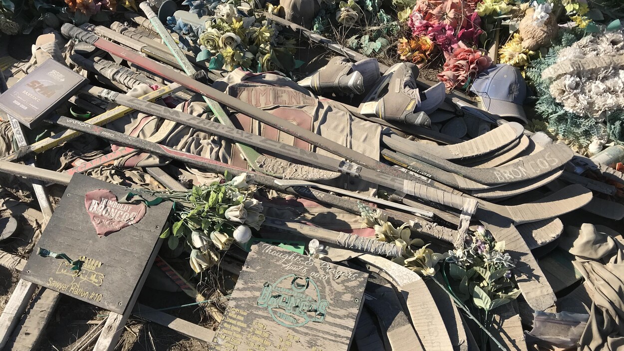 Des bâtons de hockey, des fleurs et des chandails.