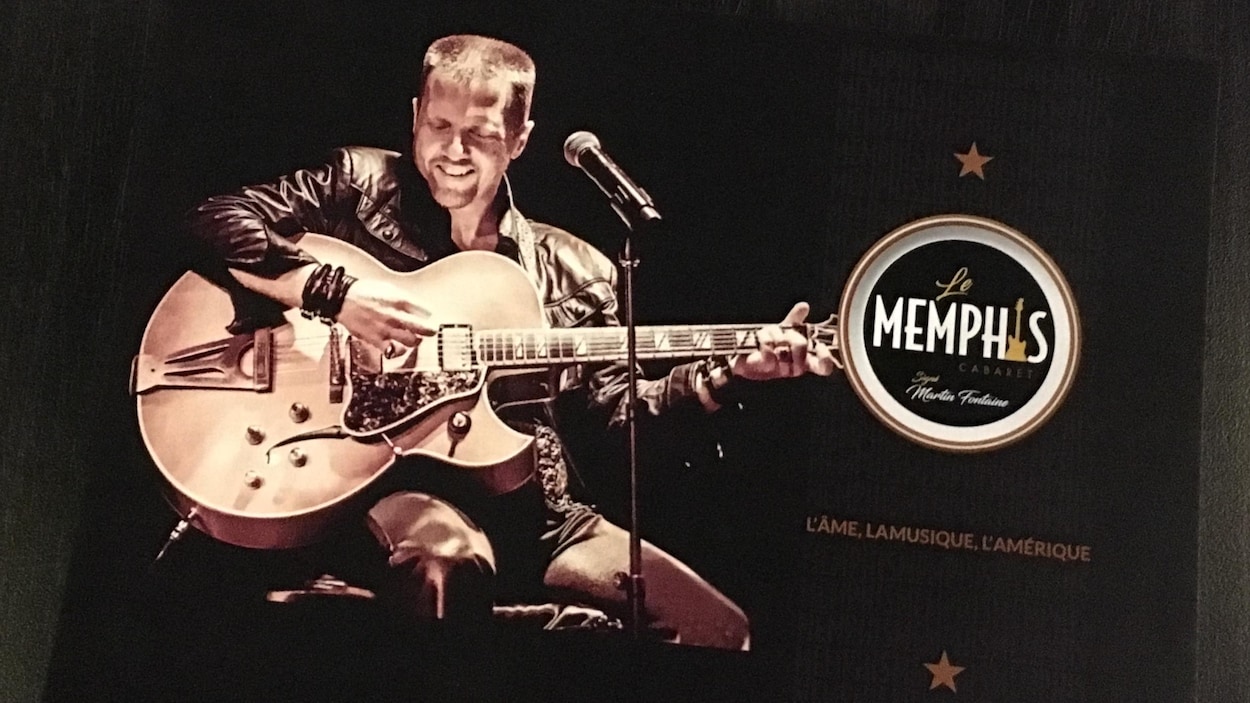 Une affiche où Martin Fontaine joue de la guitare et sourit.