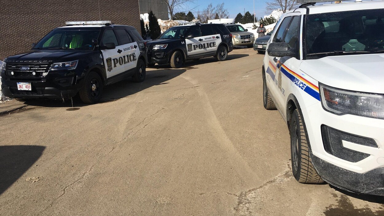 Voitures de police à l'École Népisiguit, à Bathurst. Voitures de police à l'École Népisiguit, à Bathurst.