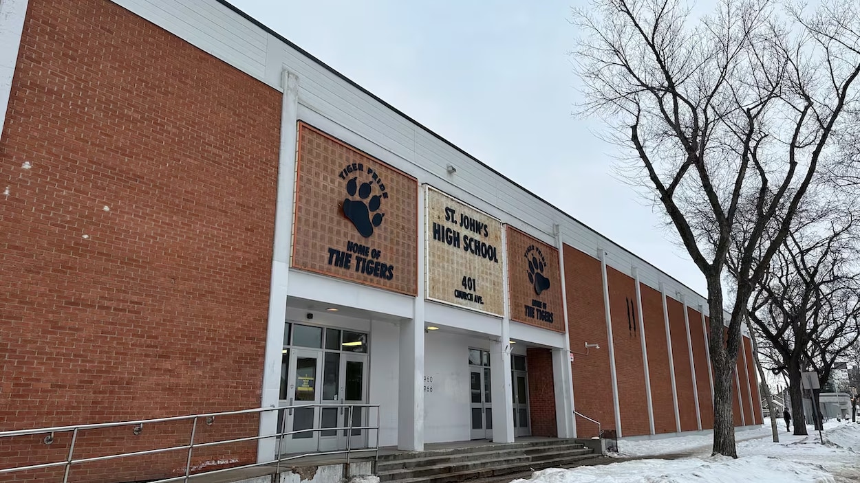L’école secondaire St. John’s de Winnipeg fermée d’urgence après des menaces en ligne