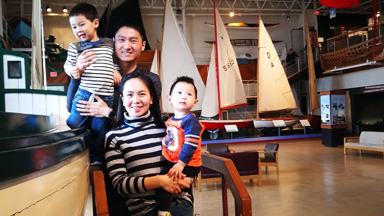 Meng Zhao, son mari et leurs enfants pĥotographiés au Musée maritime de l'Atlantique, à Halifax. Meng Zhao, son mari et leurs enfants pĥotographiés au Musée maritime de l'Atlantique, à Halifax.