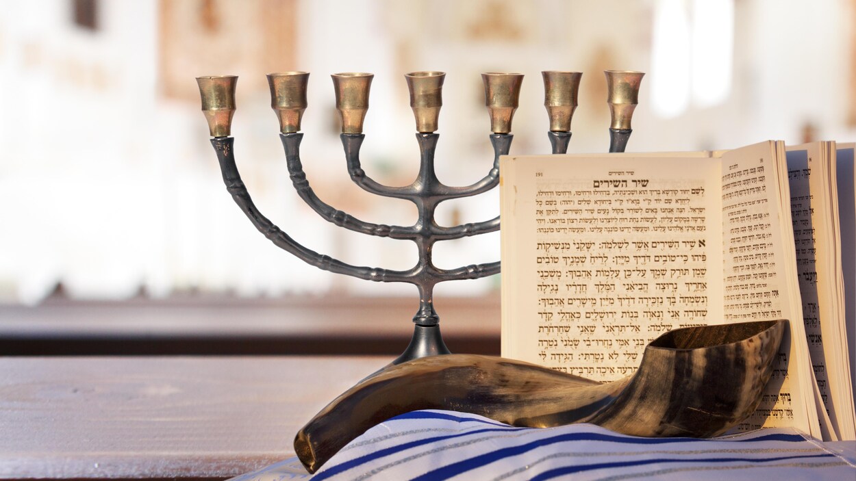 Menorah, Shofar, livre de prières et châle de prière pour les grandes fêtes de Rosh Hashana et Yom Kippour