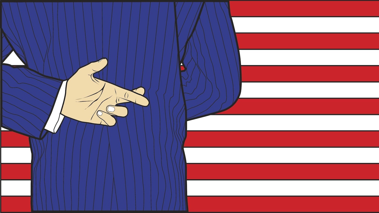 Sur un fond ressemblant au drapeau américain, un homme, vêtu d'un complet bleu, se croise les doigts derrière le dos. Sur un fond ressemblant au drapeau américain, un homme, vêtu d'un complet bleu, se croise les doigts derrière le dos.