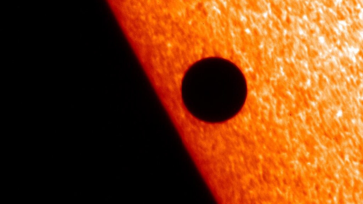 Ce gros plan du passage de Mercure devant le disque solaire. 